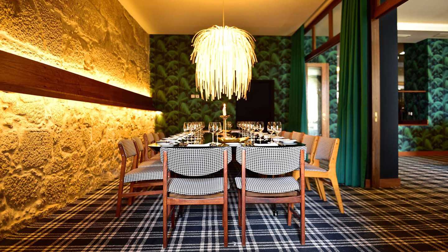 Sala de jantar privada no restaurante RIB BEEF & WINE, no Porto.